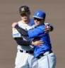 １７日の試合前、佐藤輝（左）は牧とハグする