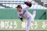 初回、力投する先発の小川