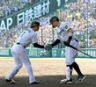 　ソロを放って生還し迎える佐藤輝（右）とタッチを交わす森下＝１７日