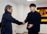 　嶌村球団本部長（左）から激励を受ける佐藤輝（撮影・山口登）