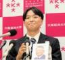 　高代延博さんの遺影とともに今後の決意を語る大経大・常深（撮影・大山伸一郎）