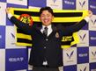 　阪神からドラフト１位指名を受け、笑顔で記念撮影に応じる明大・榊原（撮影・中島達哉）