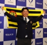 阪神からドラフト１位指名を受け、笑顔で記念撮影に応じる明大・榊原七斗（撮影・中島達哉）