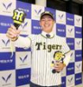 　笑顔で記念撮影に応じる明大・榊原（撮影・中島達哉）
