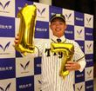 阪神からドラフト１位指名を受け、同大から１７年連続指名にちなんだバルーンを手に記念撮影に応じる明大・榊原七斗（撮影・中島達哉）