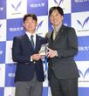 藤川監督（右）と並んで笑顔を見せる阪神１位の明大・榊原七斗（撮影・西岡正）