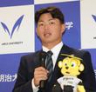 指名あいさつを終え、会見する阪神１位の明大・榊原七斗（撮影・西岡正）