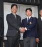 藤川監督（左）と握手を交わす阪神１位の明大・榊原七斗（撮影・西岡正）