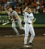 　松井を打ち取る藤川＝２００２年９月