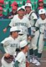 　決勝の試合前、選手にノックをする報徳の大角健二監督（中央）＝３１日午後、甲子園球場（撮影・笠原次郎）