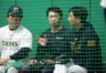 　藤川監督（右）の話を聞く石井。左は安藤コーチ（撮影・立川洋一郎）