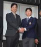 　ドラフト指名あいさつに訪れた藤川監督（左）と握手を交わす明大・榊原＝２３日