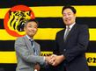 阪神・竹内孝行球団副本部長（左）と握手を交わす筒井和也氏（撮影・山口登）
