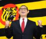 　打撃コーチに就任する坪井智哉氏はガッツポーズで笑顔を見せる（撮影・田中太一）