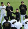 ナインに訓示する平田ヘッド。奥は藤川監督（撮影・田中太一）