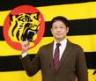 就任会見を終え、ポーズを決める岡崎太一ファームバッテリーコーチ（撮影・西田忠信）