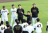 　練習前、コーチ・選手を集めて訓示する平田ヘッドコーチ。右奥は藤川監督（撮影・田中太一）