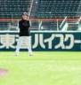 　腕組みして練習を見つめる藤川監督（撮影・西田忠信）