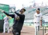 川崎（左）の打撃練習を見る野村作戦統括コーチ（撮影・西田忠信）