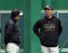 平田ヘッドコーチ（左）と話し込む藤川監督（撮影・山口登）