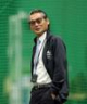 ナインの練習を見守る嶌村球団本部長（撮影・立川洋一郎）