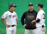 藤川監督（中央）と話しをする野村作戦統括コーチ（撮影・立川洋一郎）