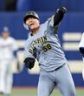　９回、適時二塁打を放ちガッツポーズを決める前川＝４月１０日