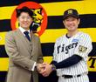 　石川ミリオンスターズの新監督に就任した岩貞氏（左）は、前監督の岡崎コーチと握手を交わす
