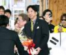 　高知入りし、歓迎セレモニーで花束を受け取る藤川監督（撮影・田中太一）