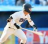 　８回、一塁内野安打を放つ明大・榊原（撮影・中島達哉）